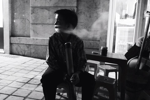Làn khói ám ảnh hiện lên trong bức hình trắng đen.