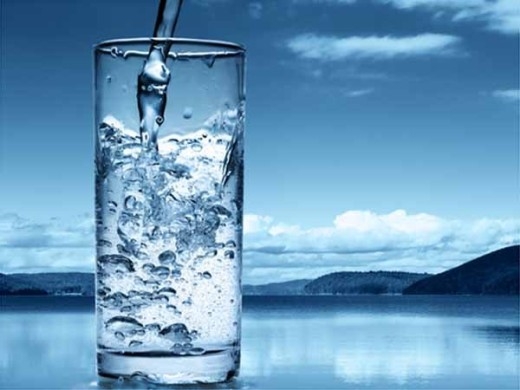 Nước: Khi uống rượu, rượu làm cho cơ thể bị mất nước và thường gây cảm giác nôn nao, khó chịu. Đây là lý do chính khiến bạn cần phải uống thật nhiều nước trước khi uống rượu.