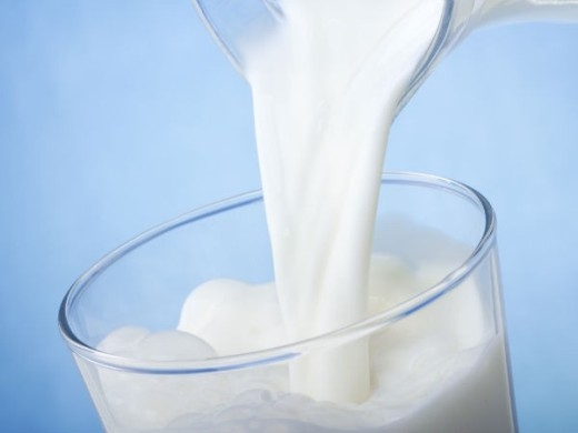 Sữa: Uống một ly sữa trước khi uống rượu chắc chắn sẽ cho bạn một cảm giác dễ chịu, làm giảm cảm giác nôn nao, say rượu. Lý do là sữa tạo thành một lớp bảo vệ dạ dày và làm chậm sự hấp thu rượu vào cơ thể.