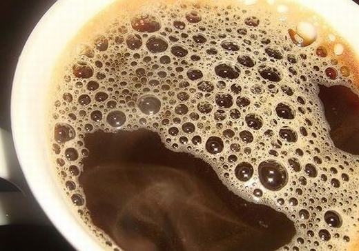 Uống cà phê cũng có thể giúp bạn biết được thời tiết. Áp suất khí quyển ảnh hưởng đến các bong bóng trong li cà phê và nếu bạn thấy bong bóng ở giữa li thì nhiều khả năng mưa bão sắp tới.