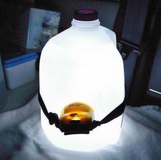 Bạn có thể tạo một chiếc đèn sáng cho mọi người chỉ với chiếc đèn pin và một bình nhựa đục. Việc của bạn là bật chiếc đèn, khoét một lỗ và soi đèn vào rồi cố định nó là được.