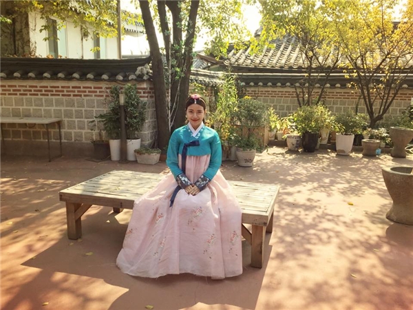 Xinh đẹp trong trang phục truyền thống Hàn Quốc.