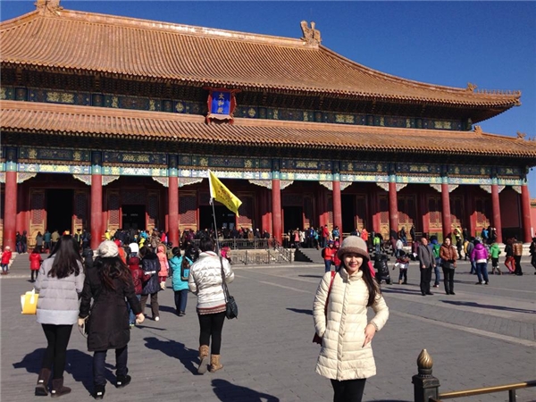 Mai Chi tại một trong những địa điểm nổi tiếng ở Bắc Kinh.