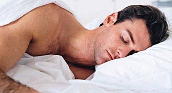 Không mặc đồ khi ngủ giúp cơ thể nam giới khỏe mạnh hơn. (Ảnh: Internet)