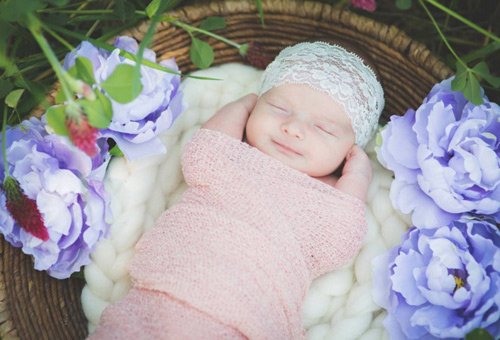 Cho bé ngủ đủ giấc vào ban ngày để bé không bị mệt mỏi, hay quấy khóc và khó ngủ về đêm. 