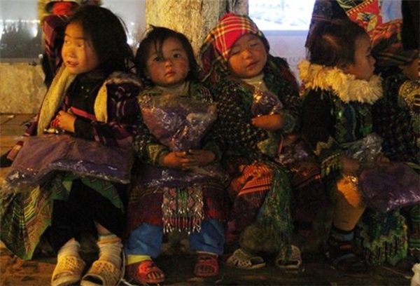 Những em bé H. Mong có tuổi thơ bị thiêu rụi ở ngoài đường với những món hàng thổ cẩm