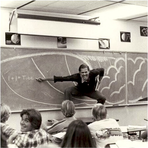 Năm 1970, một giáo viên không ngại lướt sóng ảo trên lớp chỉ để giải thích cho học sinh hiểu rõ một định nghĩa trong vật lí học.