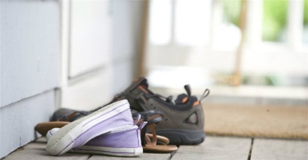 Những đôi giày bạn đi ngoài đường có thể mang rất nhiều vi khuẩn gây hại.