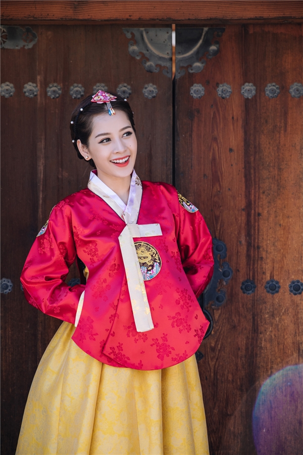 Bên cạnh việc khám phá các phong cách làm đẹp tại quốc gia này, Chi Pu còn trải nghiệm nền văn hóa đặc sắc của Hàn Quốc.