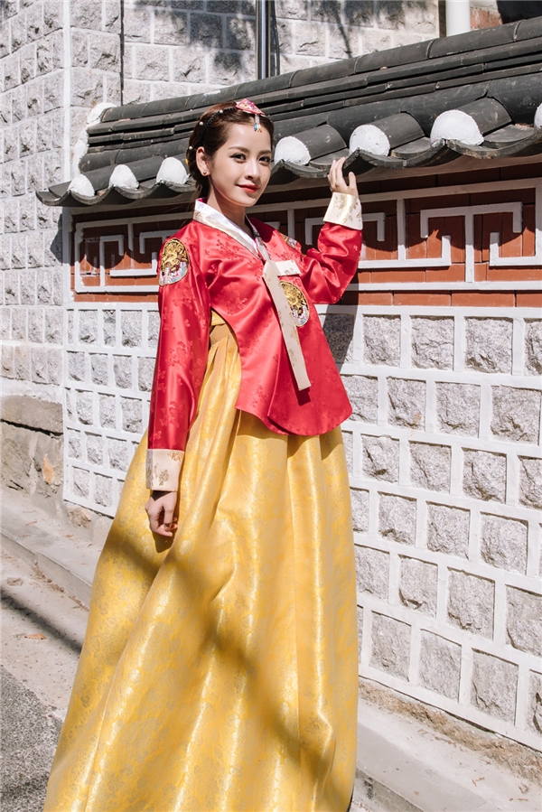 Đặc biệt, nữ diễn viên Tỉnh giấc tôi thấy mình trong ai gây chú ý khi lần đầu diện hanbok. Chọn cho mình bộ hanbok tông màu đỏ vàng, Chi Pu được khen như một “tiểu công chúa” đi lạc giữa một ngôi làng cổ. Cô được làm tóc và trang điểm ăn ý với bộ trang phục truyền thống của người Hàn Quốc, tôn gương mặt xinh đẹp của nữ diễn viên. 
