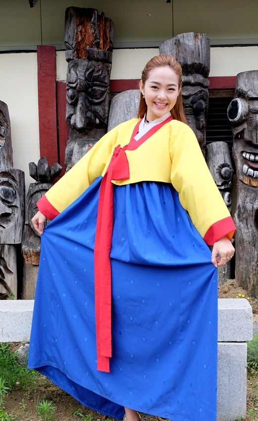Trong một dịp công tác khác tại Hàn Quốc, Minh Hằng thu hút sự chú ý khi diện bộ hanbok màu sắc rực rỡ.
