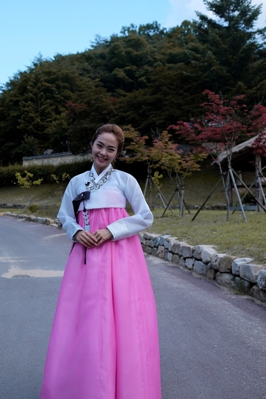 Ngoài ra, bộ hanbok màu trắng hồng nền nã cũng khiến giọng ca Yolo vô cùng trẻ trung, nhí nhảnh.