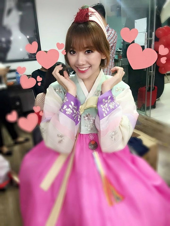 Trông cô khá xinh khi mặc hanbok và tạo dáng dễ thương như thế này.
