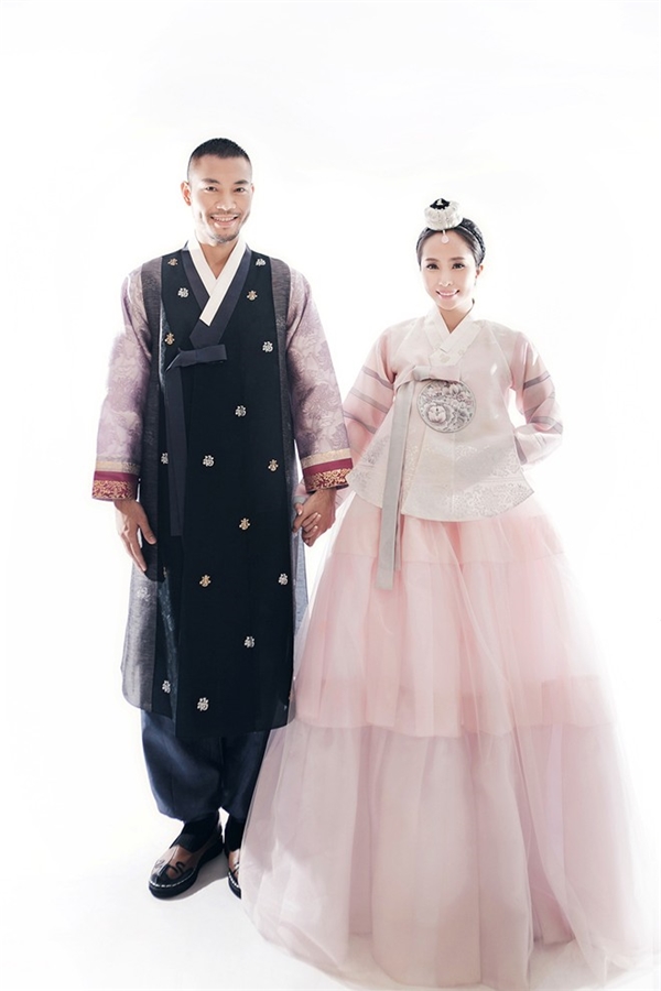 Cặp đôi tỏ ra khá hứng thú khi khoác lên mình những bộ Hanbok với hoạ tiết trang nhã, tinh tế.