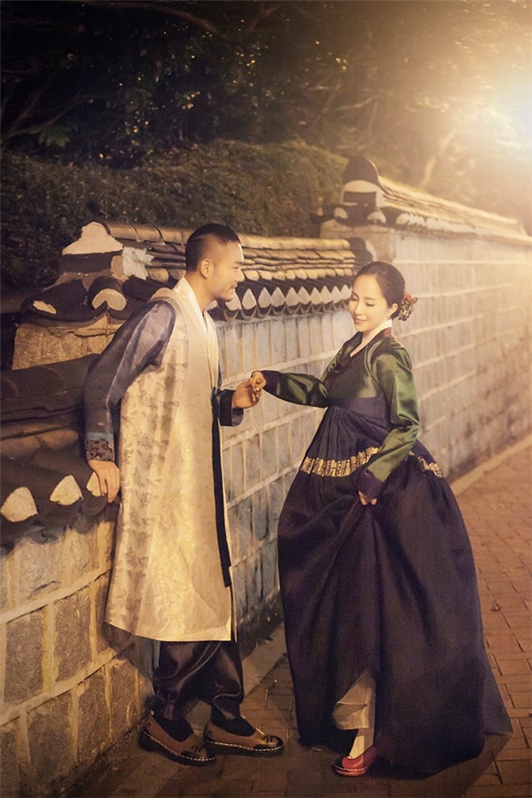 Khi đến Hàn Quốc để chụp ảnh cưới, vợ chồng Quỳnh Nga - Dzoãn Tuấn không quên hóa thân trong những bộ trang phục đậm nét truyền thống của xứ sở kim chi.