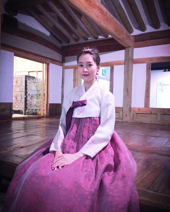 Trong trang phục màu hồng nhẹ nhàng, "thần tiên tỉ tỉ" của chúng ta toát lên một nét đẹp thuần khiết, dịu dàng không thua gì các mĩ nhân Hàn.