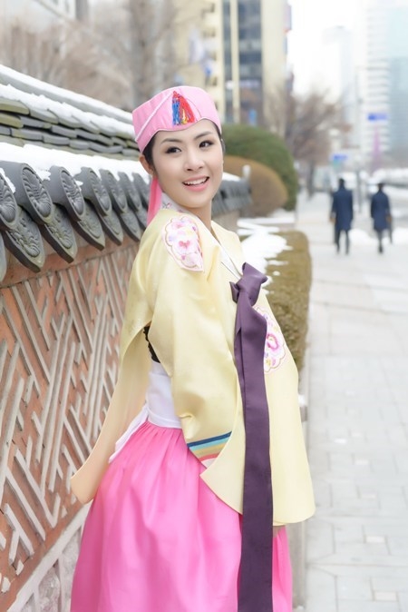 Trong chuyến công tác Hàn Quốc làm MC, Hoa hậu Việt Nam 2010 Ngọc Hân vô cùng thích thú khi được mặc thử bộ trang phục truyền thống hanbok lộng lẫy của xử sở kim chi.