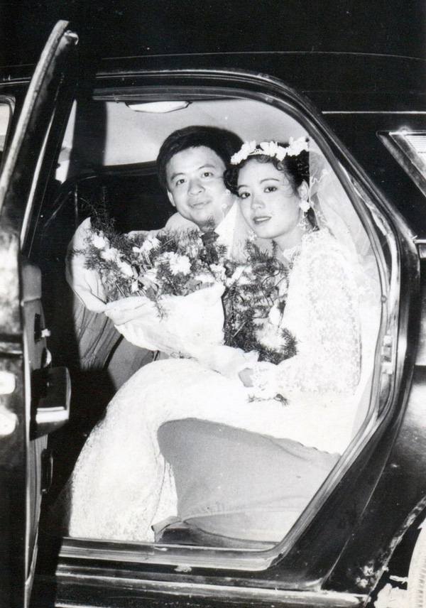 Ảnh cưới của nghệ sĩ Chiều Xuân và nhạc sĩ Đỗ Hồng Quân năm 1987.