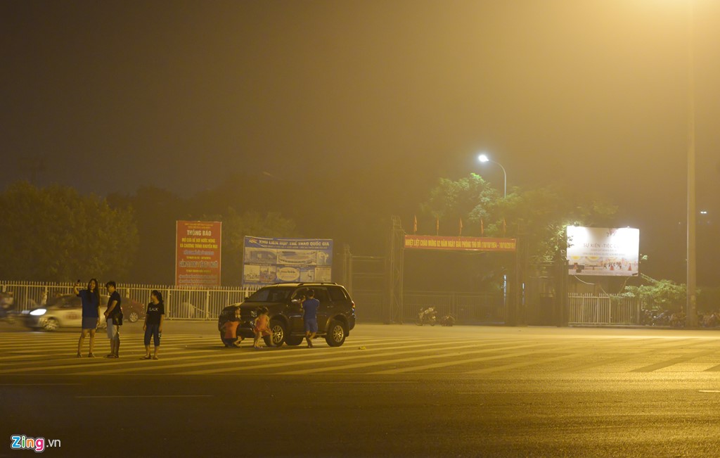 Người dân vui chơi phía khu vực cổng vào sân vận động dưới làn khói trắng đục.