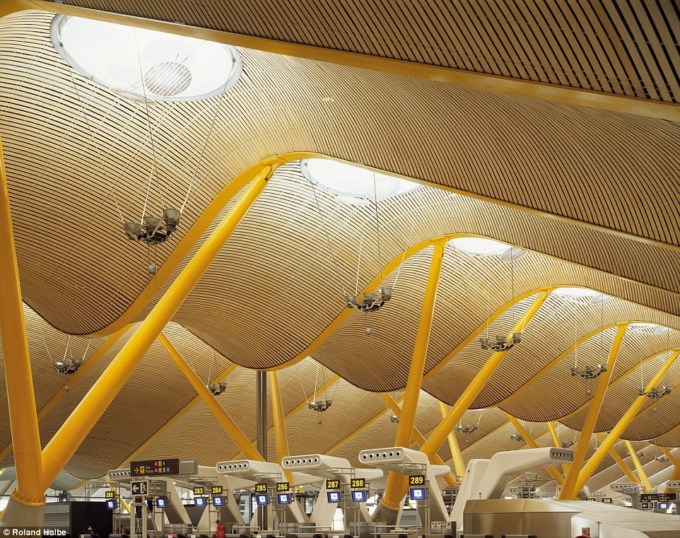 Mái vòm uốn lượn độc đáo của sân bay Barajas ở Madrid, Tây Ban Nha. Sân bay có diện tích 3.035, rộng nhất châu Âu.  