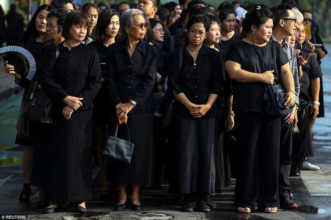 Hầu hết người dân đều mặc áo đen đón chờ linh cữu.