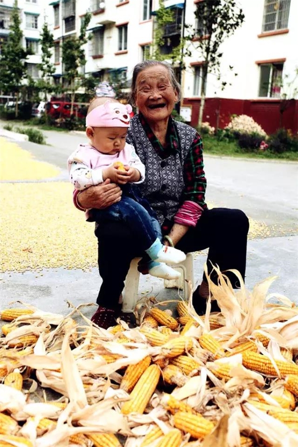 Cụ Juzhen năm nay đã 93 tuổi. Công việc thường ngày của cụ là chăm sóc con cái và phụ việc trong nhà.