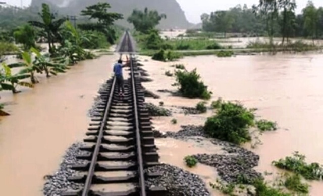Tuyến đường sắt Bắc - Nam đoạn qua tỉnh Quảng Bình cũng bị ngập nước. - (Ảnh: Vietnamnet)