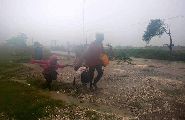 Người dân di dời tới nơi trú ẩn an toàn ở Leogane, Haiti.