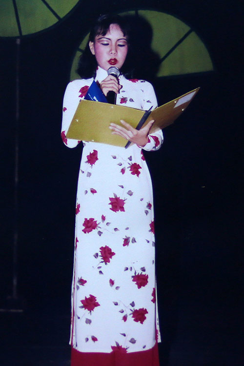 Mặc dù sở hữu vóc dáng nhỏ nhắn và thanh mảnh nhưng Việt Hương vẫn nổi bật trên sân khấu khi đứng chung với các đồng nghiệp.