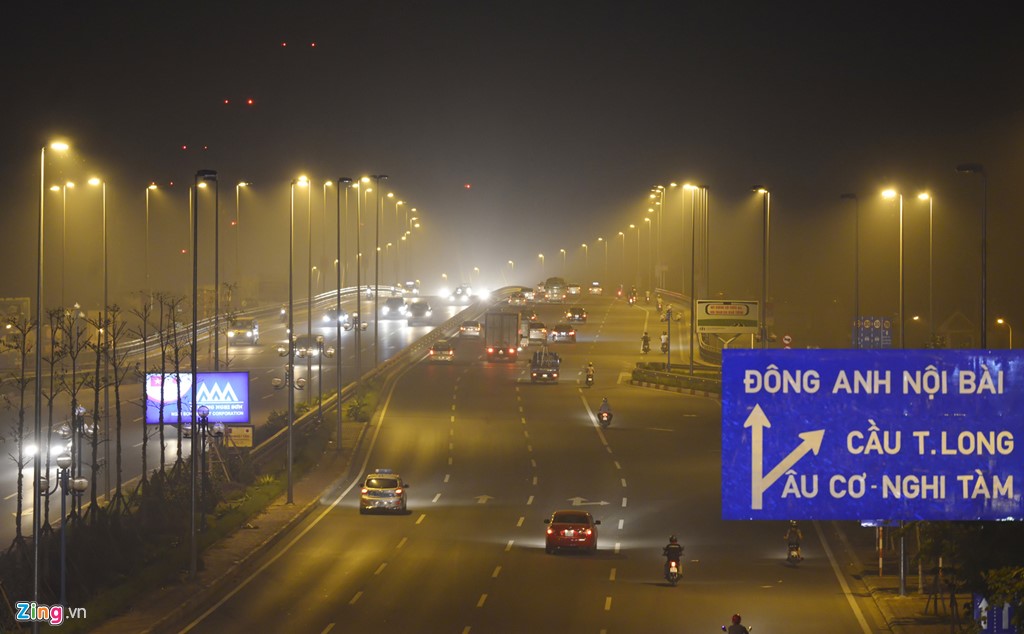 Khu vực đường dẫn lên cầu Nhật Tân nhuốm đặc khói mù.
