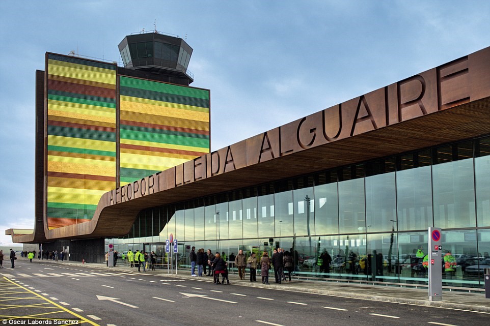 Sân bay Lleida-Alguaire, Tây Ban Nha tiêu tốn hơn 130 triệu euro kinh phí xây dựng, nổi tiếng với tòa nhà sặc sỡ và mặt tiền chạm trổ bằng gỗ.  