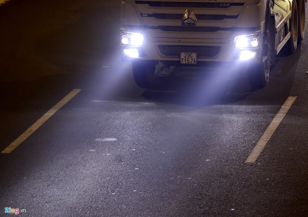 Khói mù có thể quan sát rõ hơn qua ánh đèn ôtô trên đường Võ Chí Công.