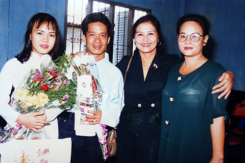Cô luôn là sinh viên xuất sắc trong nhiều năm liền. Trong Hương show kỷ niệm 20 năm làm nghề của Việt Hương, nghệ sỹ Minh Nhí cũng tham gia dàn dựng một tiết mục đặc sắc.