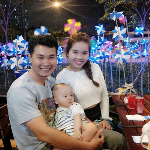 Khánh Linh hạnh phúc bên chồng và con trai.