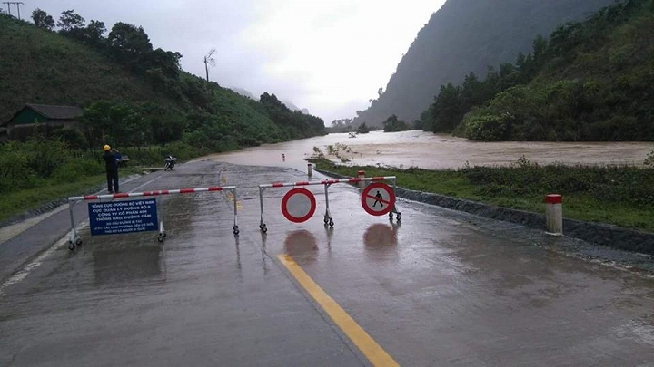 Đường Hồ Chí Minh đoạn qua tỉnh Quảng Bình bị ngập sâu khiến giao thông trên tuyến đường này bị tê liệt. - (Ảnh: H.P)