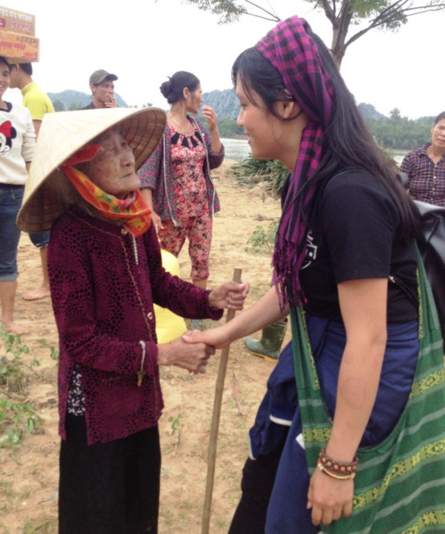 Hương nói chuyện với một cụ bà 100 tuổi trong chuyến đi giúp bà con vùng lũ tại Quảng Bình. Ảnh: L.H