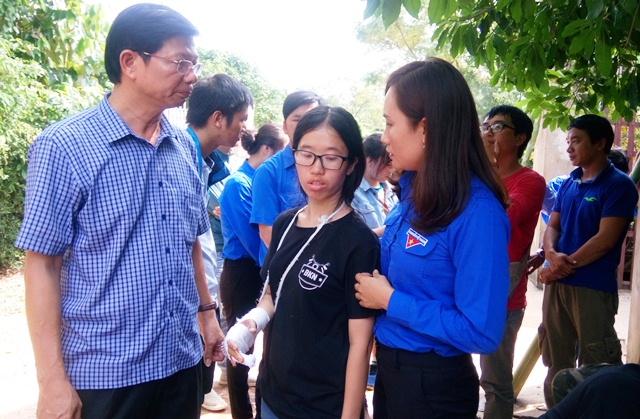 Em Hồ Thị Thanh Nguyên (người đi cùng Hương lúc xảy ra vụ tai nạn) vẫn chưa hết bàng hoàng. Ảnh: M.K