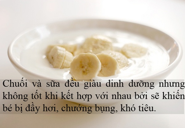 Mẹ cũng không nên kết hợp chuối và sữa nhé.