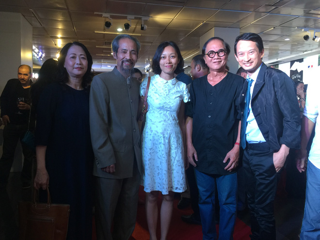 Chu Hùng và NSND Như Quỳnh chụp ảnh cùng vợ chồng đạo diễn Trần Anh Hùng trong buổi ra mắt bộ phim Vĩnh cửu vào tháng 9 vừa qua