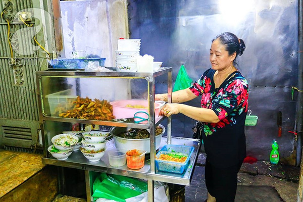 Nằm sâu trong ngõ nhỏ, quán bánh đúc tồn tại 3 thập kỷ của bác Phạm Thị Nội được thực khách Hà Nội lẫn nước ngoài biết tiếng từ khá lâu.