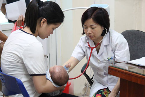 TS Nguyễn Thị Út đang khám cho một bệnh nhi rất nhỏ tuổi tại phòng khám tiêu hóa - BV Nhi.