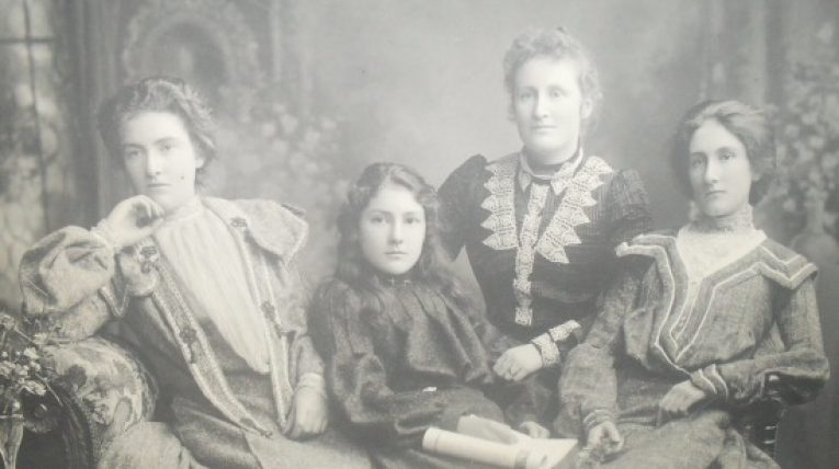 Margaret Clement, bên trái, cùng các chị em.