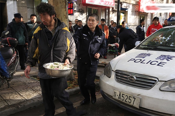 Ngày 24/11/2013, một gã đàn ông giả làm ăn xin tàn tật đã bị cảnh sát thành phố Tây An, tỉnh Thiểm Tây, Trung Quốc áp giải về đồn