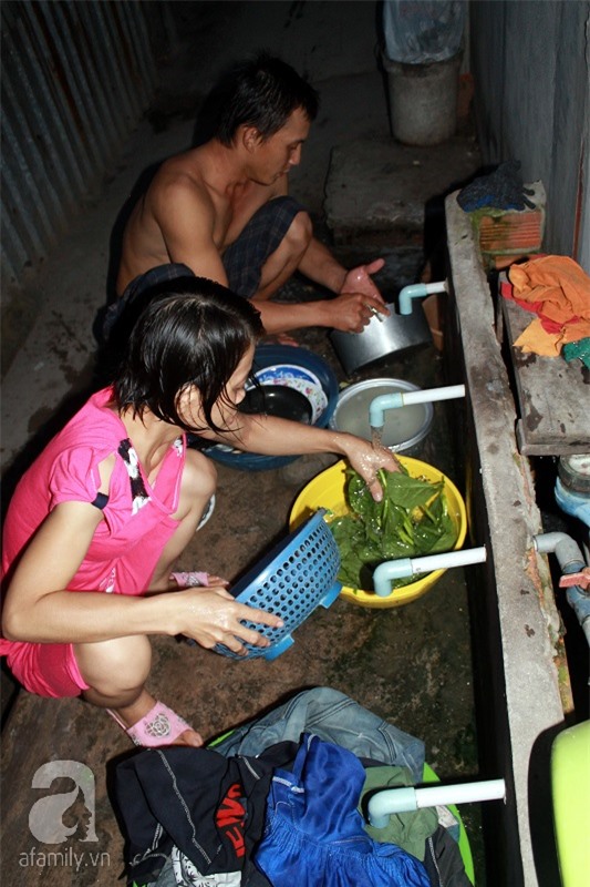 Nơi giặt giũ, rửa rau và súc miệng là một bồn nước đã cũ, không gắn đèn nên khi trời tối mọi sinh hoạt của các công nhân thực hiện rất khó khăn
