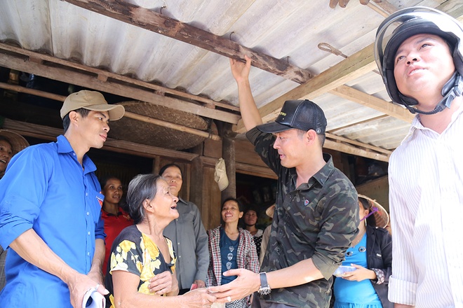 Khi đến thăm nhà một người dân ở thôn Đồng Giang, MC Phan Anh được mọi người kể chuyện nước lũ ngập đến mái nhà, họ phải tránh lũ trên gác nhỏ dựng sát nóc