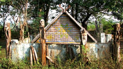 Một ngôi nhà mồ của làng Kép II, xã Iamơnông, Chư Păh, Gia Lai may mắn được bảo vệ khỏi nạn đào trộm 