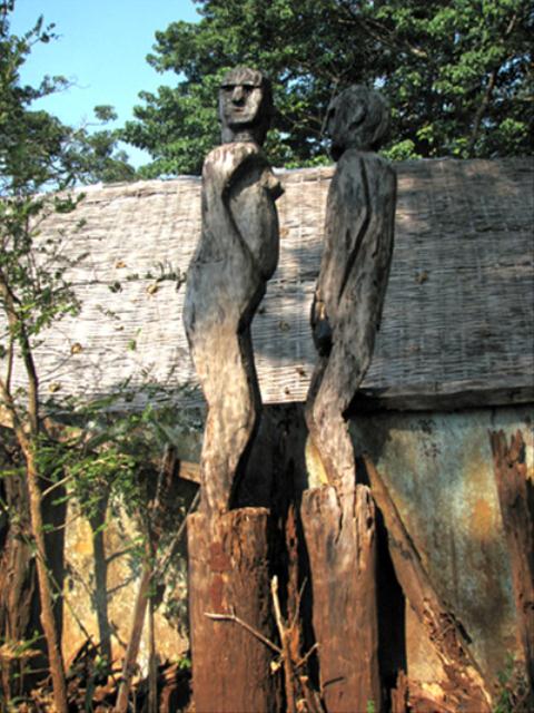 Không có nhà mồ, những bức tượng gỗ cũng trở nên vô hồn