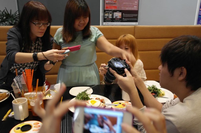 Trước mọi bữa ăn, các bạn trẻ phải chụp ảnh, đăng facebook