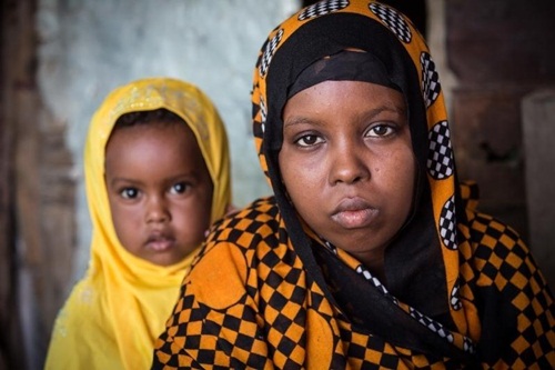 Kết hôn quá sớm khiến các em không thể đến trường và nhiều khả năng phải đối mặt với các vấn nạn khác như: Bạo lực gia đình, lạm dụng và khủng hoảng lạm dụng tình dục. Các em cũng có nhiều khả năng mắc phải các bệnh nguy hiểm lây lan qua đường tình dục như AIDS, lậu, giang mai... Trong ảnh là cô bé Aisha, 15 tuổi cùng con gái 2 tuổi của mình, Lea ở Somalia