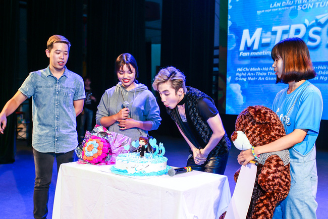 Cuối buổi họp fan, khán giả đã chuẩn bị sẵn chiếc bánh kem to để dành tặng và chúc mừng sinh nhật muộn của Sơn Tùng